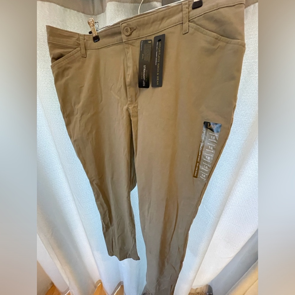 NWT Woman’s Straight Leg Pant size 18